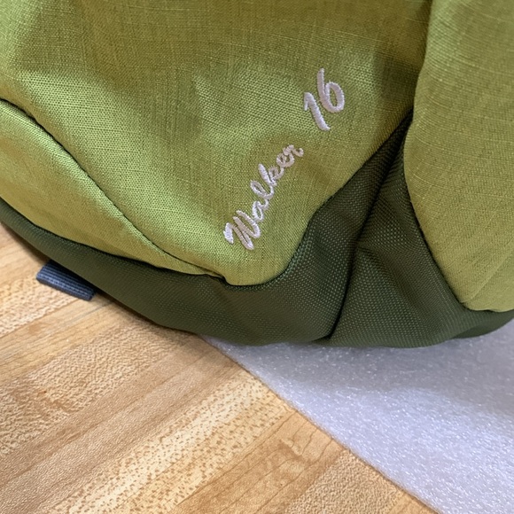 Deuter Walker 16 Liters Unisex Backpack Color Mist pine New - Picture 3 of 9